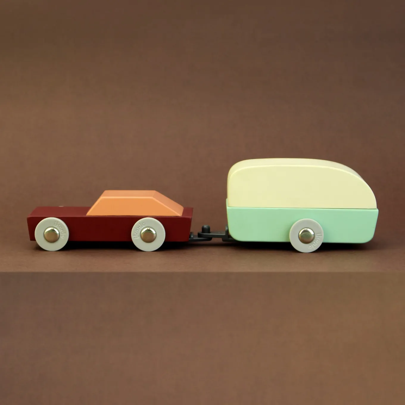 Holzauto mit Wohnwagen